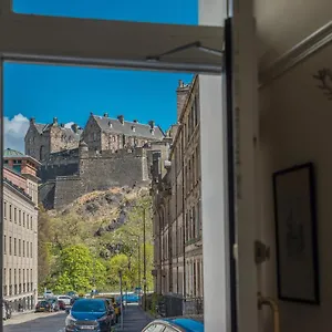 https://luxury-apartment-with-stunning-castle-view.edinburghhotelsuk.org