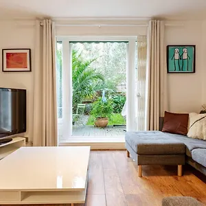 https://charming-2-bed-garden-flat.cambridgehotelsuk.com